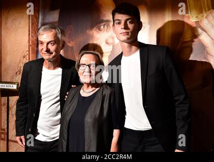 Prag, Tschechische Republik. August 2020. Der polnische Regisseur Agnieszka Holland, Mitte, und die tschechischen Schauspieler Ivan Trojan, links, und Josef Trojan, rechts, posieren vor Fotografen während der Premiere des neuesten Films von Agnieszka Holland charlatan in Prag, Tschechische Republik, 17. August 2020. Kredit: Michaela Rihova/CTK Foto/Alamy Live Nachrichten Stockfoto