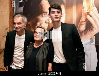 Prag, Tschechische Republik. August 2020. Der polnische Regisseur Agnieszka Holland, Mitte, und die tschechischen Schauspieler Ivan Trojan, links, und Josef Trojan, rechts, posieren vor Fotografen während der Premiere des neuesten Films von Agnieszka Holland charlatan in Prag, Tschechische Republik, 17. August 2020. Kredit: Michaela Rihova/CTK Foto/Alamy Live Nachrichten Stockfoto