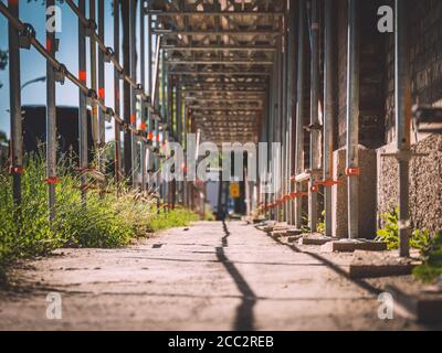 Fußweg umgeben von Gerüsten Stockfoto