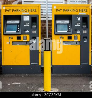 Öffentlicher Parkplatz Gelber Zahlungsautomat Ohne Personen Stockfoto