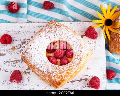 Lecker frisch herb Kuchen Blätterteig mit Himbeeren, Nahaufnahme, Pudding Stockfoto