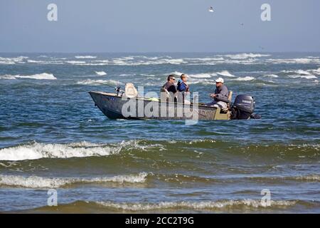 Ein kleines Boot gefüllt mit Fischern, die für pazifischen Lachs an der Mündung zum Waldport, Oregon Hafen auf dem Alsea River, Oregon Paficif C fischen Stockfoto