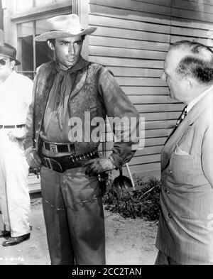 GREGORY PECK am Set offen während der Dreharbeiten zum DUELL IN DER SONNE 1946 Regisseure KÖNIG VIDOR OTTO BROWER WILLIAM DIETERLE SIDNEY FRANKLIN WILLIAM CAMERON MENZIES DAVID O. SELZNICK und JOSEF von STERNBERG Roman Niven Busch Drehbuch David O. Selznick Kostümbild Walter Plunkett Selznick International Pictures / Vanguard Films / Selznick Freigabe Organisation Stockfoto