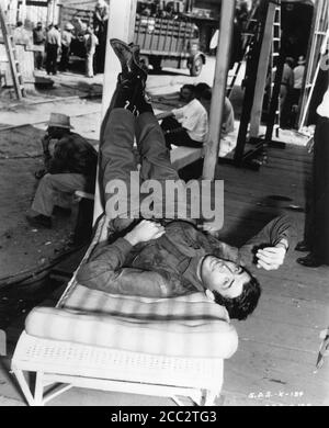 GREGORY PECK am Set offen entspannt beim Dreh von DUELL IN DER SONNE 1946 Regisseure KÖNIG VIDOR OTTO BROWER WILLIAM DIETERLE SIDNEY FRANKLIN WILLIAM CAMERON MENZIES DAVID O. SELZNICK und JOSEF von STERNBERG Roman Niven Busch Drehbuch David O. Selznick Kostümbild Walter Plunkett Selznick International Pictures / Vanguard Films / Selznick Freigabe Organisation Stockfoto