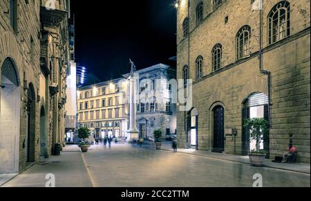 Via de Tornabuoni und die Piazza Santa Trinita in Florenz, Italien bei Nacht Stockfoto