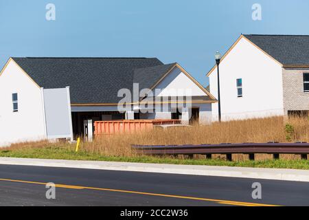 Horizontale Aufnahme von zwei Häusern im Bau. Stockfoto