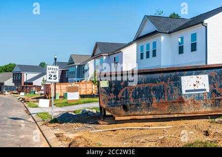 Horizontale Aufnahme einer neuen Nachbarschaft im Bau. Stockfoto
