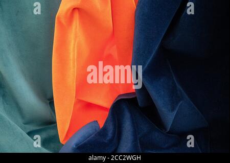 Orangefarbene, grüne und marineblaue Samtblätter in abstrakter Weise Stockfoto