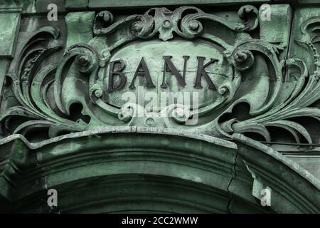 Bankschild über der Eingangstür. Altes Bankgebäude. Stockfoto