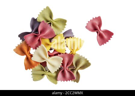 Rohe bunte Farfalle Pasta. Stücke von traditionellen italienischen Farfalle Pasta isoliert auf einem weißen Bachboden. Italienische Küche. Trockene Fliege Nudeln. Garen Aufheben Stockfoto