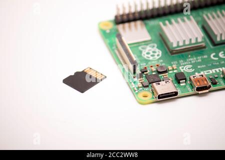 Kiew, Ukraine - 13. August 2020: Mikrocomputer Raspberry Pi 4 mit einer microsd-Karte daneben liegend, bereit für den vorgesehenen Zweck zu verwenden. Ausgestattet Stockfoto