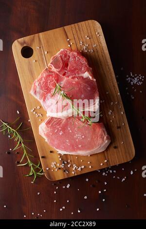 Glas Chopp leckere Pizza mit Oliven und geriebenen Pepperoni Auf Holzbrett Stockfoto