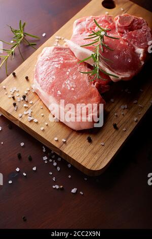 Fleisch; Steak; Rindfleisch; ungekocht; roh; Lebensmittel; rot; frisch; dunkel; Kochen; Pfeffer; Brett; geschnitten; Filet; Zutat; Zubereitung; hacken; schwarz; würzen; Salz; Rose Stockfoto