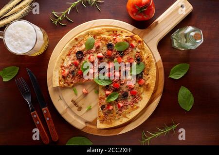 Glas Chopp leckere Pizza mit Oliven und geriebenen Pepperoni Auf Holzbrett Stockfoto