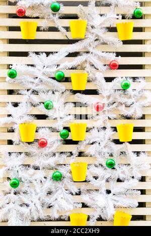 Weihnachtsdekor aus Ästen und Spielzeug Stockfoto