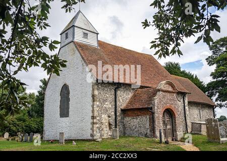 Historische sächsische Kirche aus dem 12. Jahrhundert auf St. Andrew bei der Furt am Ufer des Flusses Arun Stockfoto