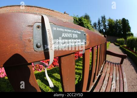 Belleisle Park, Ayr, Ayrshire, Schottland, Großbritannien. Gedenkbank an eine Familie August 2020 Stockfoto