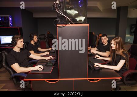 Gaming Club ist ein neues Konzept, High-Tech-Video-Gaming-Center. Die Idee ähnelt einem Internetcafe mit einem Schwerpunkt in erster Linie auf Video-PC-Gaming. Stockfoto