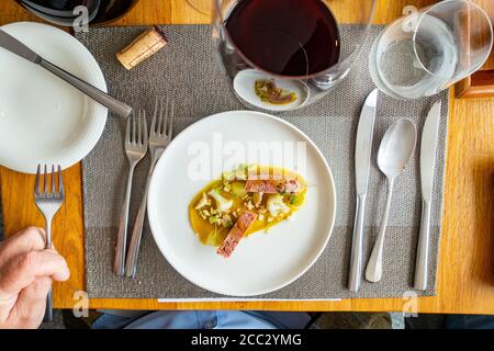 Craig Millar @ 16 West End St Monans, Fife, Schottland. Schinkenbock mit Piccallilli, Apfel, Knistern und eingelegtem Blumenkohl Stockfoto