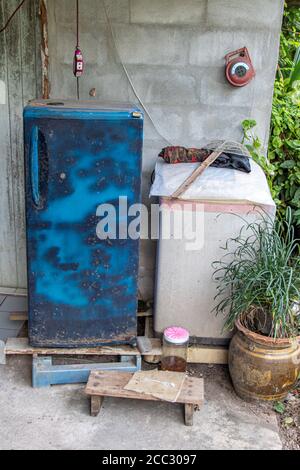 Ein Hinterhof des Hauses mit alten Kühlschrank, Thailand. Küche im Freien im Dorfhaus. Stockfoto