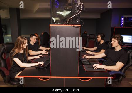 Gaming Club ist ein neues Konzept, High-Tech-Video-Gaming-Center. Die Idee ähnelt einem Internetcafe mit einem Schwerpunkt in erster Linie auf Video-PC-Gaming. Stockfoto