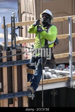 Austin, Texas, USA. August 2020. Betonbesatzungen arbeiten in einer Parkgarage, da die Hochhausbauarbeiten in der Innenstadt von Austin trotz der landesweiten COVID-19-Pandemie unbefangenen bleiben. Texas wurde mit über einer halben Million Fällen und 10,000 Todesfällen heimgesucht. Dieses Projekt an der 44 East Avenue ist für 53 Stockwerke geplant und ist einer von zwei Dutzend geplanten Türmen, die die Skyline von Austin neu gestalten. Quelle: Bob Daemmrich/ZUMA Wire/Alamy Live News Stockfoto