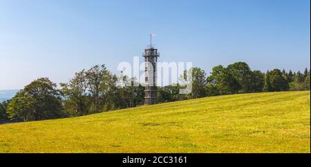 Leuchtturm JARA Cimrman - Aussichtsturm aus Holz in Prichovice, Tschechische republik Stockfoto