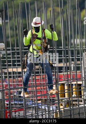 Austin, Texas, USA. August 2020. Betonbesatzungen arbeiten in einer Parkgarage, da die Hochhausbauarbeiten in der Innenstadt von Austin trotz der landesweiten COVID-19-Pandemie unbefangenen bleiben. Texas wurde mit über einer halben Million Fällen und 10,000 Todesfällen heimgesucht. Dieses Projekt an der 44 East Avenue ist für 53 Stockwerke geplant und ist einer von zwei Dutzend geplanten Türmen, die die Skyline von Austin neu gestalten. Quelle: Bob Daemmrich/ZUMA Wire/Alamy Live News Stockfoto