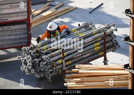 Austin, Texas, USA. August 2020. Betonbesatzungen arbeiten in einer Parkgarage, da die Hochhausbauarbeiten in der Innenstadt von Austin trotz der landesweiten COVID-19-Pandemie unbefangenen bleiben. Texas wurde mit über einer halben Million Fällen und 10,000 Todesfällen heimgesucht. Dieses Projekt an der 44 East Avenue ist für 53 Stockwerke geplant und ist einer von zwei Dutzend geplanten Türmen, die die Skyline von Austin neu gestalten. Quelle: Bob Daemmrich/ZUMA Wire/Alamy Live News Stockfoto