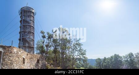 Leuchtturm JARA Cimrman - Aussichtsturm aus Holz in Prichovice, Tschechische republik Stockfoto