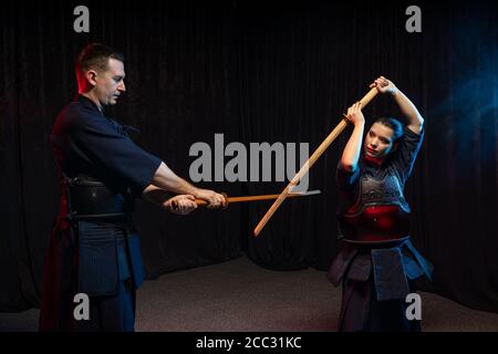 Kampf zwischen zwei kaukasischen Kendo Kämpfer, Trainer und Schüler Sparring auf Training Aktion. Selbstverteidigung, Kunst Übung Konzept. Traditionelle Krieger sk Stockfoto