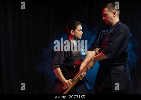 Junge kaukasische Schüler lernen, wie man mit Kendo Schwert kämpfen. kendo Kämpfer üben, Kampfkrieger. katana, Samurai, Kendo Konzept Stockfoto