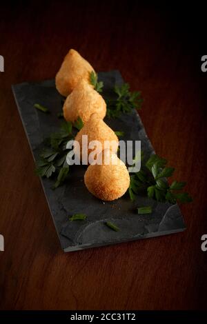 Coxinha traditionelle frittierte brasilianische Lebensmittel mit Huhn - Hintergrund Stockfoto