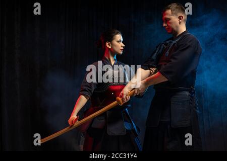 Kampf zwischen zwei kaukasischen Kendo Kämpfer, Trainer und Schüler Sparring auf Training Aktion. Selbstverteidigung, Kunst Übung Konzept. Traditionelle Krieger sk Stockfoto