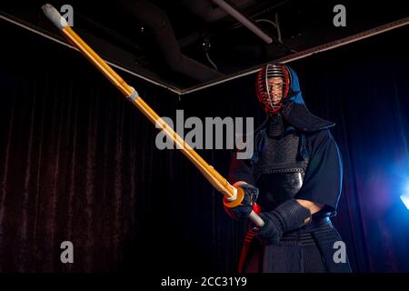 Porträt des kaukasischen starken Mann Kendo Kämpfer mit Bokuto. kendo Krieger männlich hält Samurai Schwert Katana Stockfoto