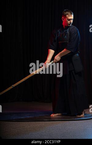 Porträt des kaukasischen starken Mann Kendo Kämpfer mit Bokuto. kendo Krieger männlich hält Samurai Schwert Katana Stockfoto