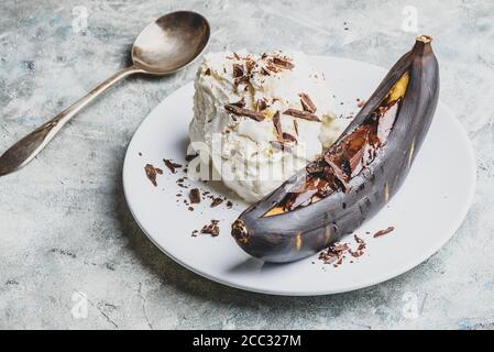 Gegrillte Banane mit dunkler Schokolade und Vanilleeis. Stockfoto