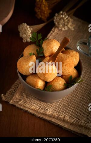 Coxinha traditionelle frittierte brasilianische Lebensmittel mit Huhn - Hintergrund Stockfoto