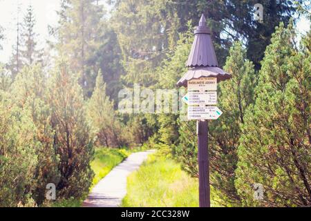 Touristenschild - Holzmast mit Zeigern - Isermoor, Tschechische republik Stockfoto