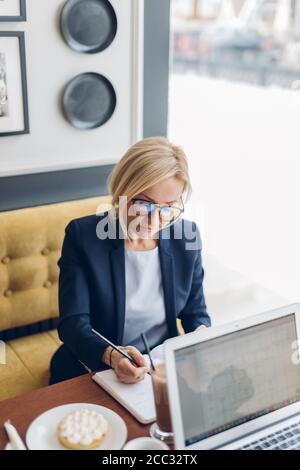 Nette intelligente Frau Durchführung einer Umfrage unter den Besuchern des Cafés. Nahaufnahme Foto Stockfoto