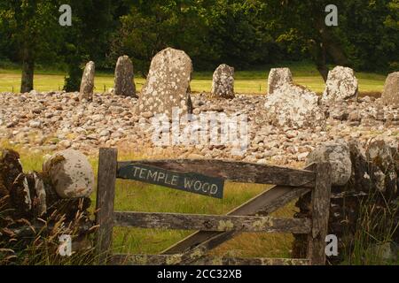 Ein Blick auf Temple Wood Steinkreis, Kilmartin Glen, Argyll, Schottland unter den Bäumen und Gras eine komplexe ritural und Grabstätte, 2,000 Jahre alt Stockfoto