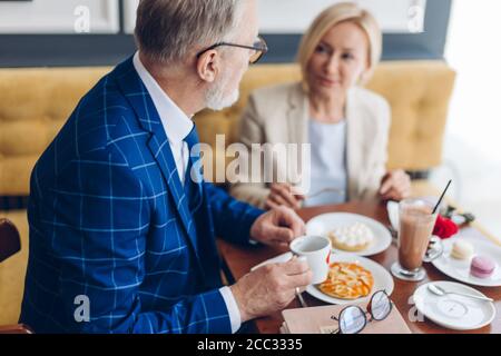 Leiter der Firma trinkt Tee mit seinem schönen secretary.friendly Gespräch zwischen Kollegen Stockfoto