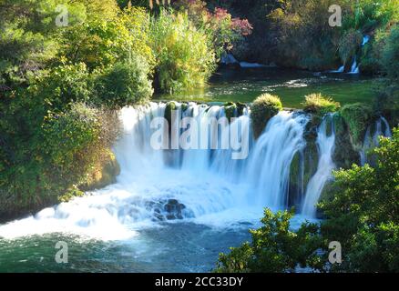 Einer der wunderschönen Wasserfälle des Krka Nationalparks in Kroatien Stockfoto