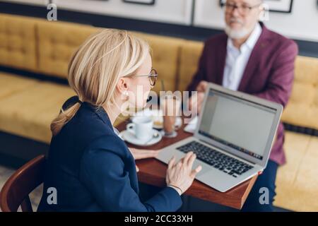 Faires Mädchen konzentriert sich auf die Arbeit mit einem Laptop.close up beschnitten Foto. Lifestyle-Konzept Stockfoto