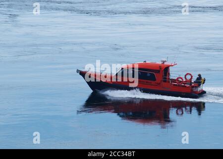 Ein kleines, tourendes Motorboot, das Passagiere auf einer Vergnügungskreuzfahrt rund um die Inseln im Sound of Jura an einem ruhigen Summiertag befördert Stockfoto