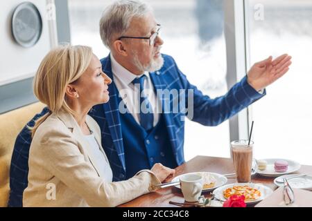 Attraktive wunderschöne Paar genießen Zeit im Restaurant. Nahaufnahme Seitenansicht Foto. Liebe, Freizeit Stockfoto