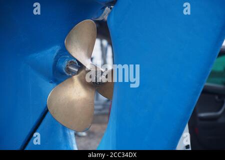 Nahaufnahme eines kleinen Propellers und Ruders Auf einem Boot in einem Trockendock Pier Stockfoto