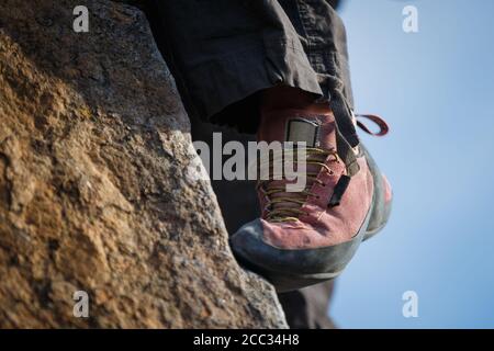 LONDON, ENGLAND - MÄRZ 2017: Tom Randall und Buster Martin klettern am 24. März 2017 im Peak District Stockfoto