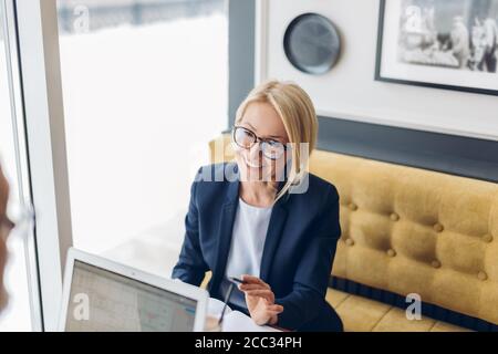 Alte fröhliche elegante Frau genießen Zeit drinnen. Nahaufnahme Foto. Stockfoto