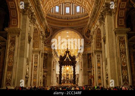 Innenraum des Petersdoms mit dem Altar und Berninis Baldacchino Stockfoto